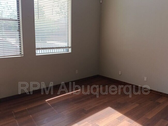 Foto del edificio - 915 Edith Blvd NE