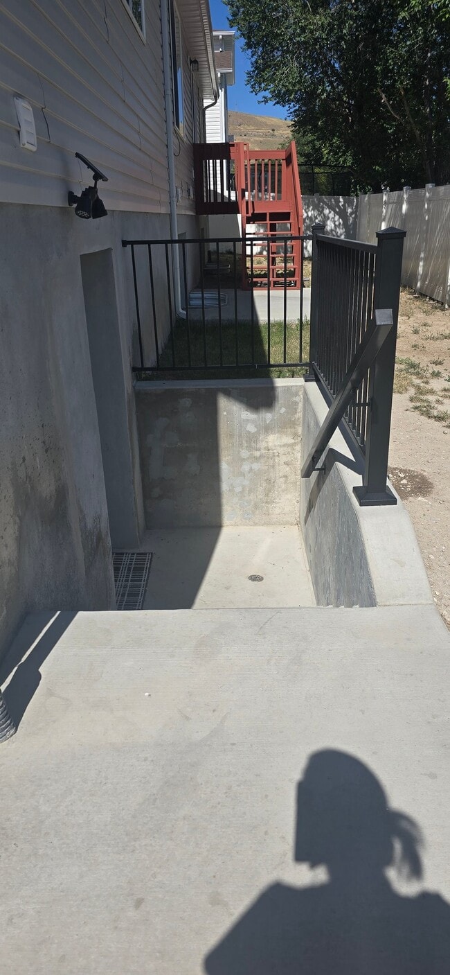 Building Photo - 8814 Daisy View Ln