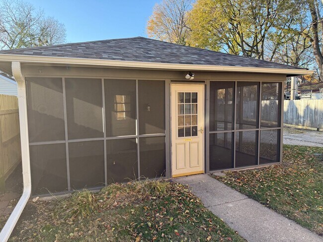 Building Photo - Gardiner Ave S. 223-225