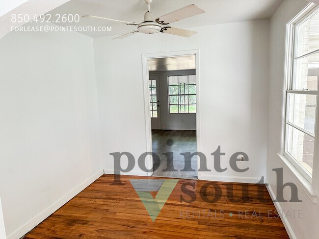 Building Photo - Older Home with Southern Charm!
