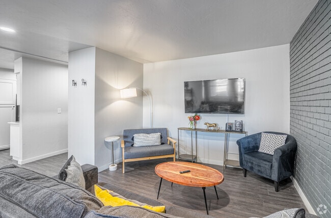 1BR, 1BA - 687SF - Living Room - The Shay