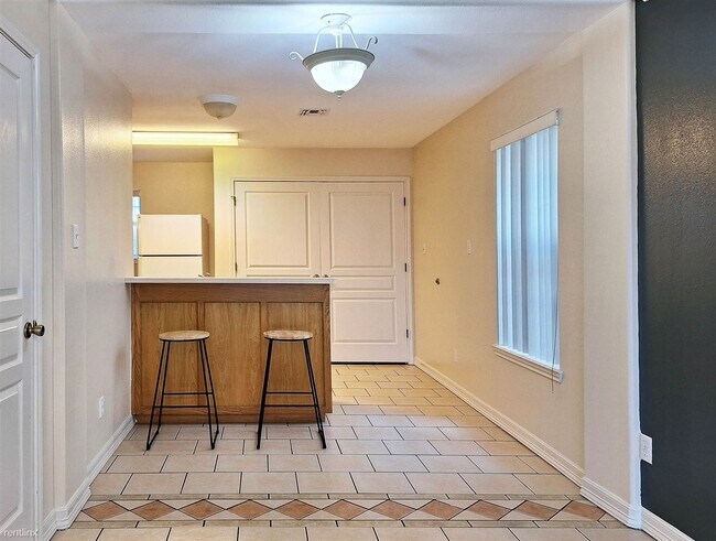 Foto del edificio - 2 br, 1.5 bath 4plex - 1905 Maria Isabel Dr A
