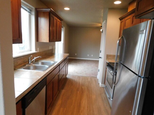 Foto del edificio - 4Bd/2.5Ba Two Story House - Available to View!