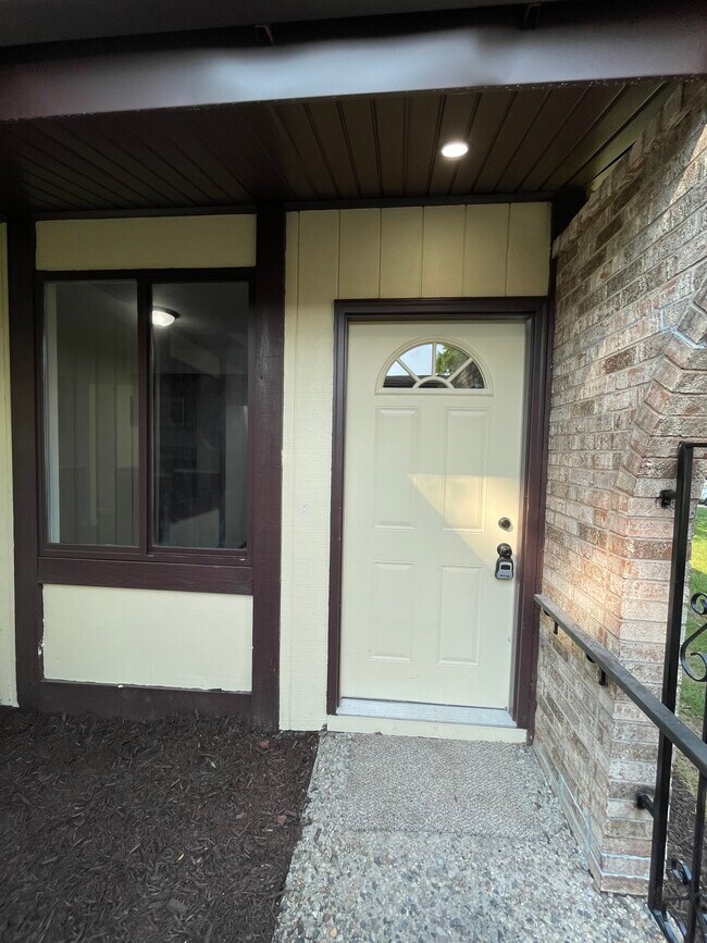 Building Photo - 2716 Geert Ct