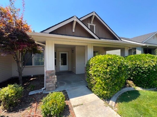 Foto del edificio - Beautiful 3 bed 2 bath home in the Woodsid...