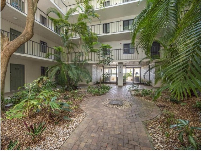 Building Photo - 1202 S Lake Dr