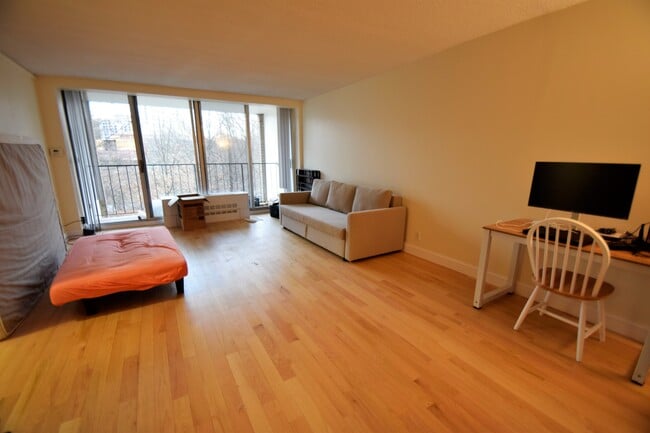 Building Photo - 33 Pond Ave