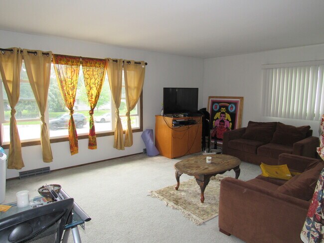 Building Photo - 13 Meadowlark Dr