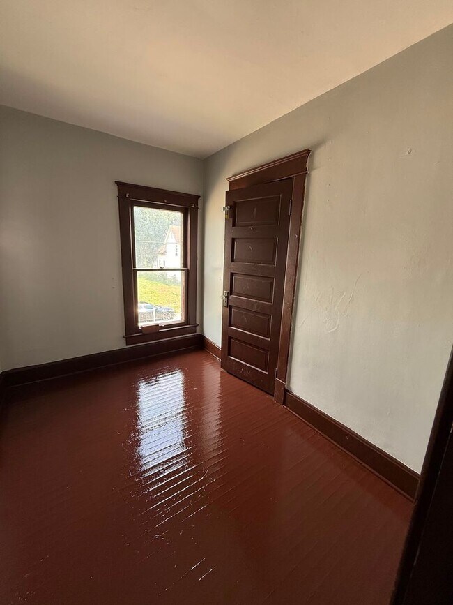 Foto del edificio - 4 bedrooms 2 bathrooms house