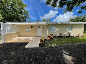 Building Photo - 1809 NW 13th Ct