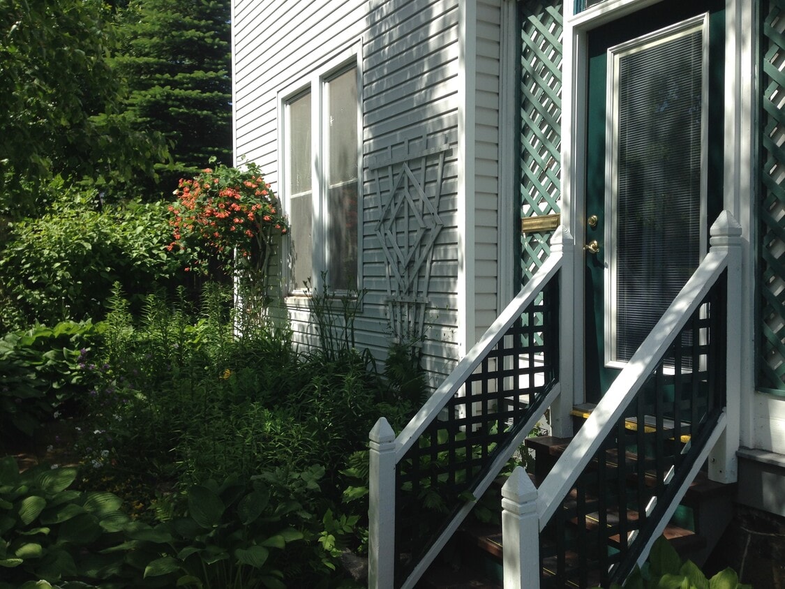 Primary Photo - 422 N 9th Ave W