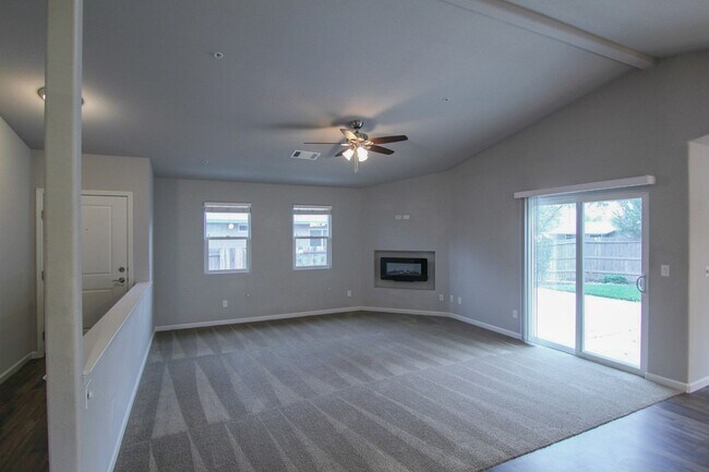 Building Photo - 3 Bedroom, 2 Bath Home in Redding