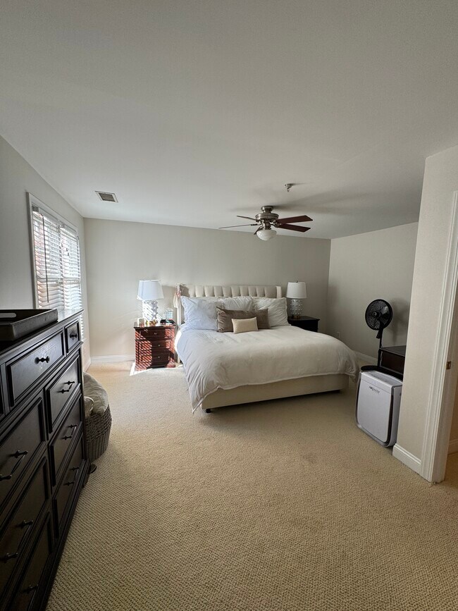 Foto del edificio - 1156 Hampton Gardens Ln