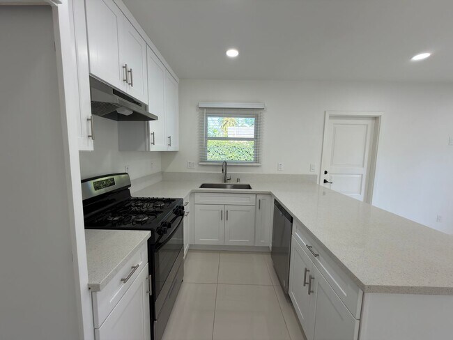 Foto del edificio - 329-335 E. Palmyra Ave. Orange, CA 92866
