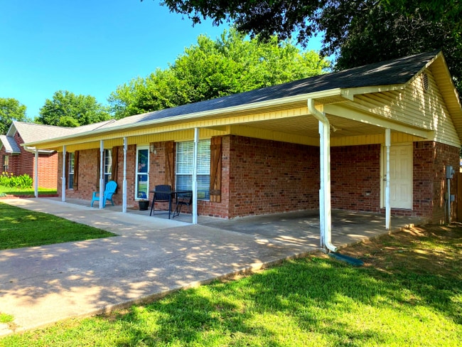 Building Photo - 14 Sharon Cir