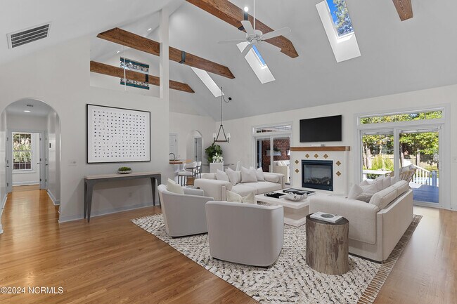 Foto del edificio - 8825 Sawmill Creek Ln