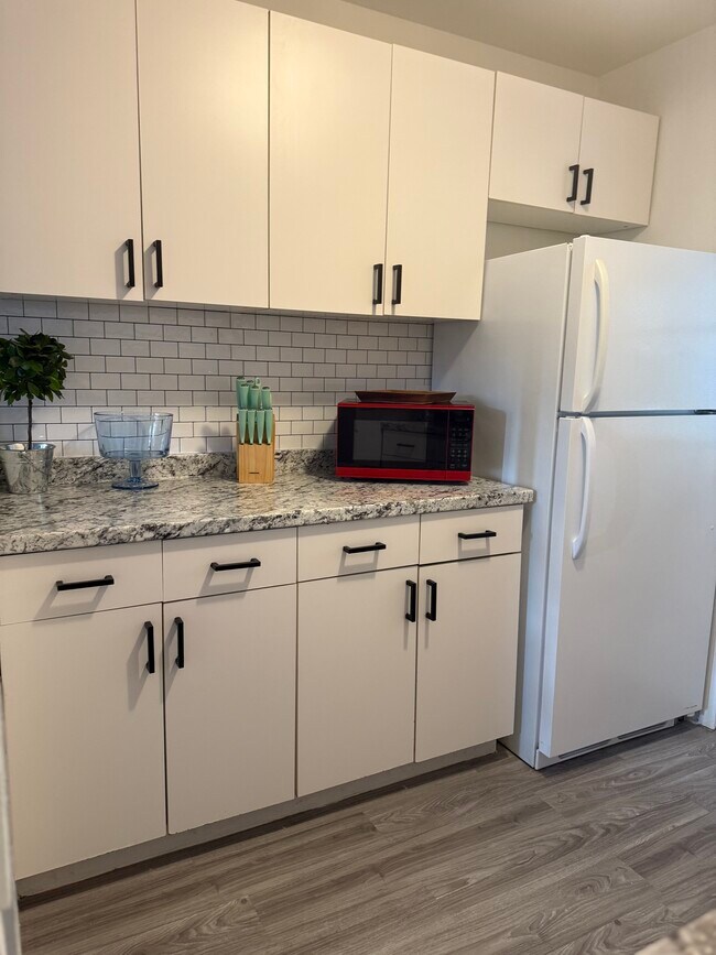 Building Photo - 6393 S Russell Rd