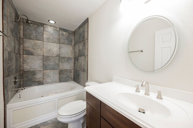 Foto del edificio - Charming 3-Bedroom Rental with Pool, Firep...