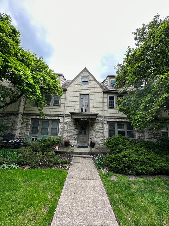 Entrada principal al edificio - 2229 Coventry Rd