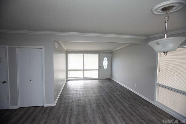 Building Photo - 2 N Meadowcliff Dr