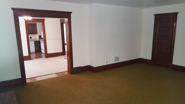 Foto del edificio - 1123 W 10th St