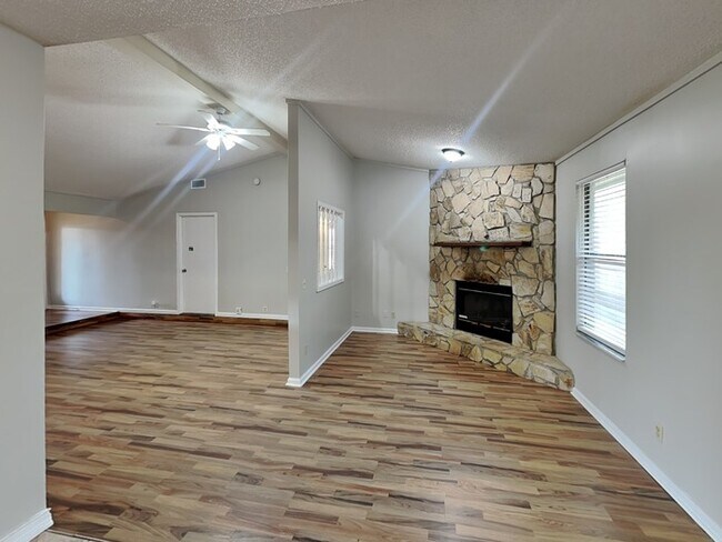 Foto del edificio - 6235 Cranberry Ln E