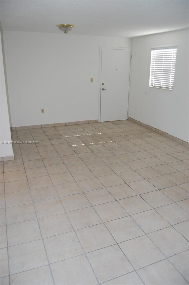 Building Photo - 1334 Collins Ave