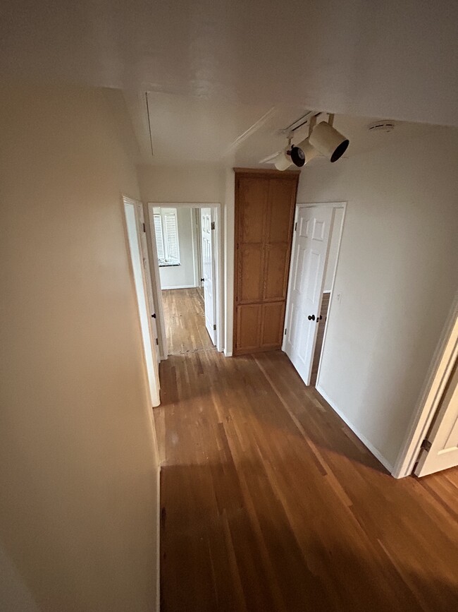 Sala - 5024 Avenue B