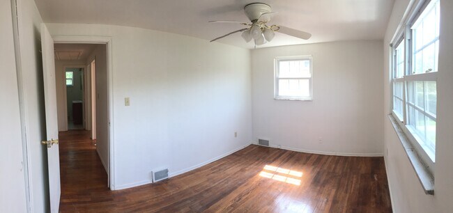 Building Photo - 3 Bedroom Townhouse with Off Street Parking
