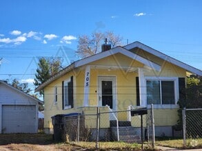 Building Photo - 705 E 6th St