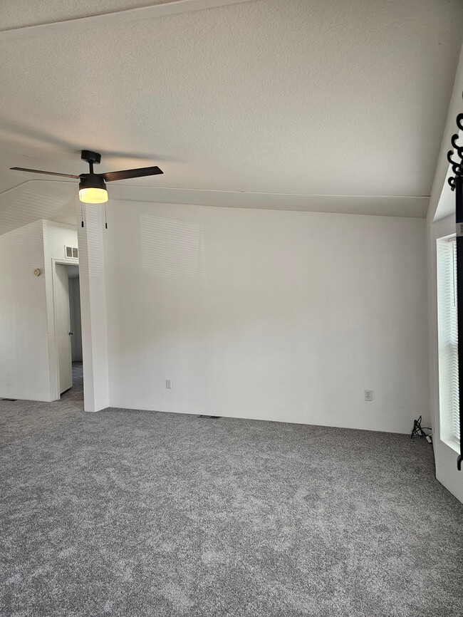 Foto del edificio - 3078 Rainbow Lake Dr