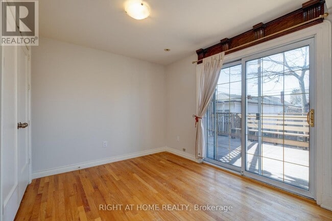 Building Photo - 952 Coxwell Ave