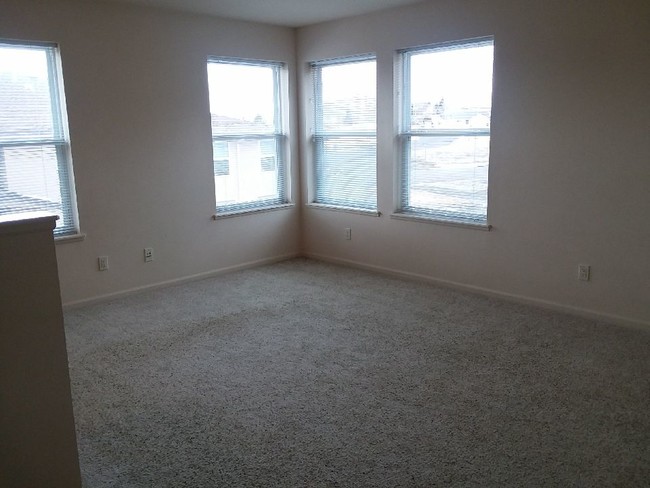 Building Photo - 1042 Shults Dr