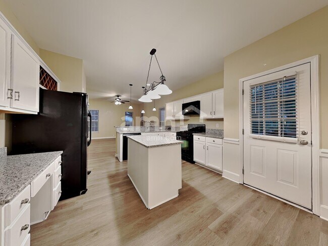 Foto del edificio - 2023 Jerimouth Dr