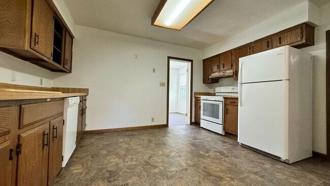 Building Photo - $2,100 | 4 Bedroom, 1.5 Bathroom Multi Flo...