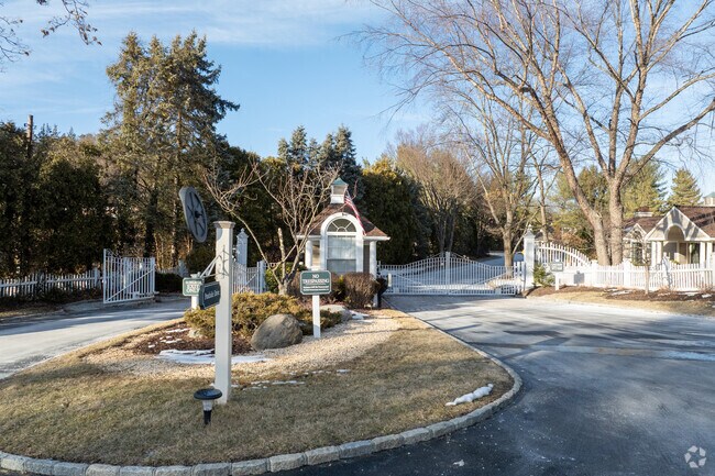 500 Pondside Drive - Ponside Village