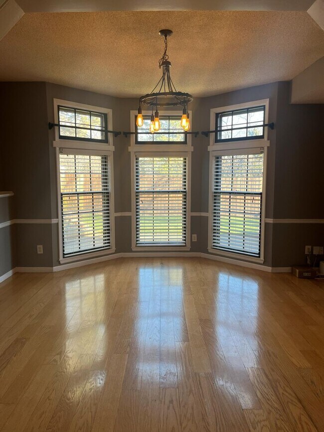 Foto del edificio - 3 bed 2.5 bath townhome off Bob Billings!