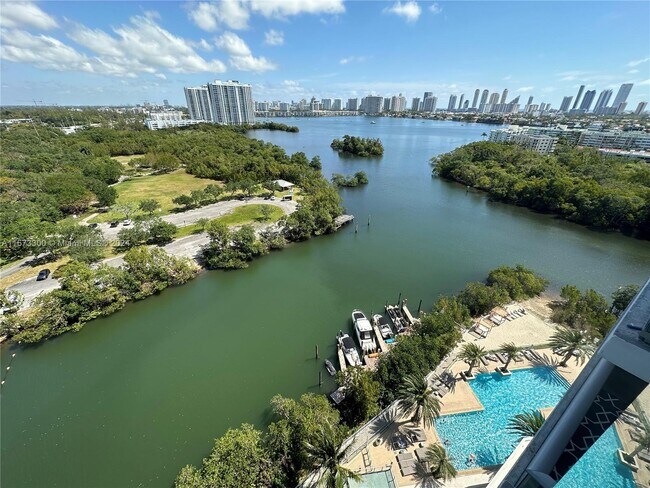 Foto del edificio - 16385 Biscayne Blvd