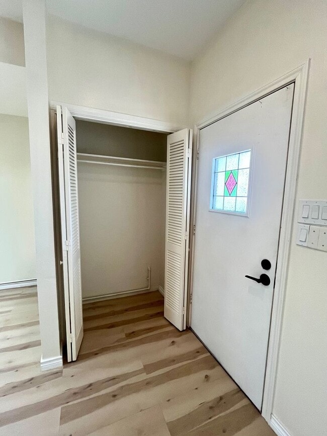 Building Photo - 2/1 Alamo Heights Condo ~ Freshly Remodele...