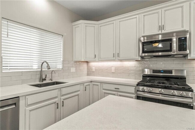 Foto del edificio - 17165 Rinaldi Street, Los Angeles, CA 9134...