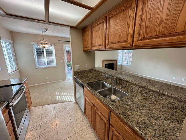 Building Photo - 2 Bed 2 Bath W/ Attached Garage (Cobblestone)