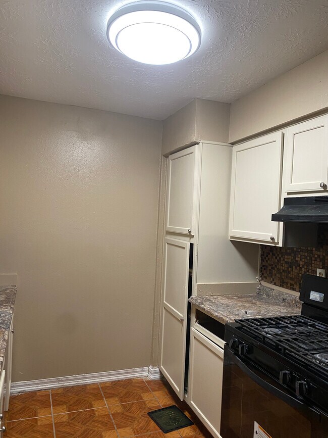Building Photo - 3131 Kent Dr