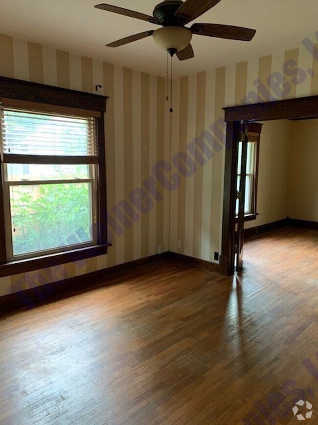 Building Photo - 303 N Draper Ave