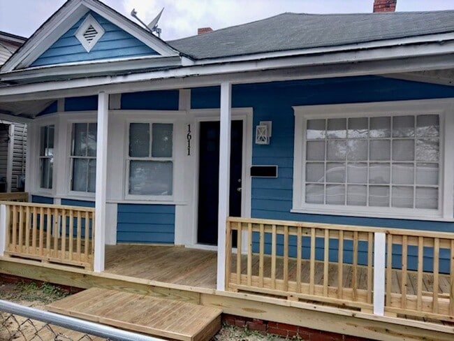 Photo - 1611 Castle St House