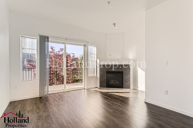 Building Photo - Amazing 3-level Home in Beautiful Neighbor...