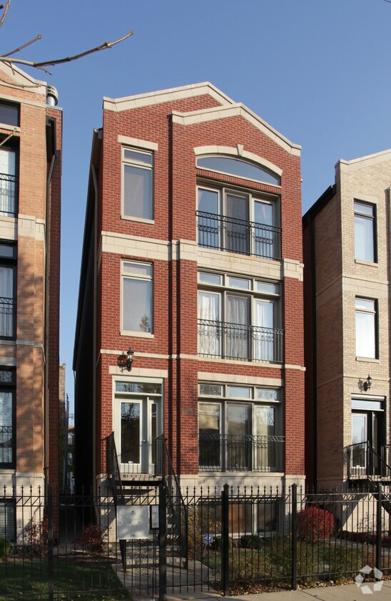 Building Photo - 3305 S Michigan Ave