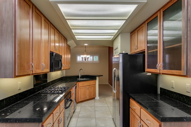 Building Photo - Beautiful 3+Bedroom, 3-Bath Home ~ With La...