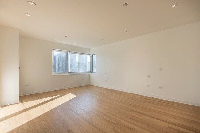 Foto del edificio - Stunning two bedroom, two bathroom high-ri...