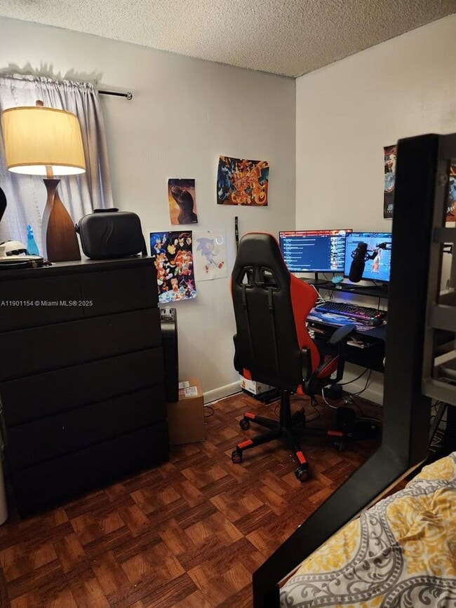 Foto del edificio - 2221 Sherman Cir