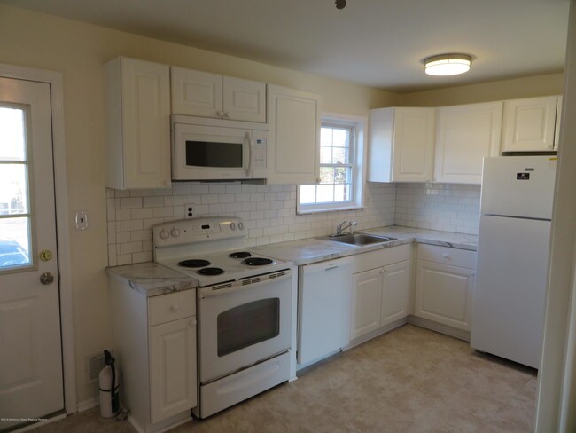 Building Photo - 15 Primrose Ln